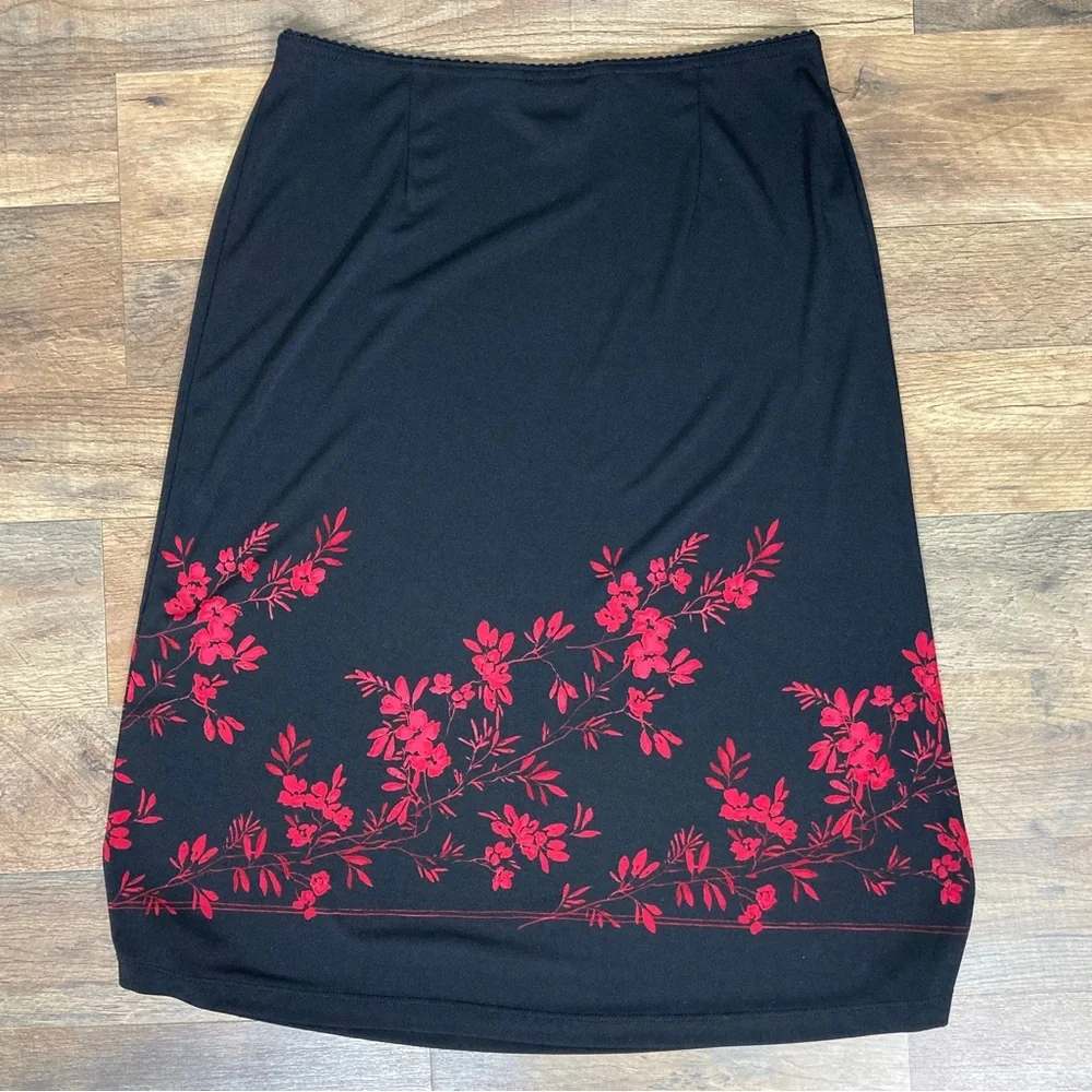 Express Black Skirt w/ Red Flowers Size M - Picture 2 of 8
